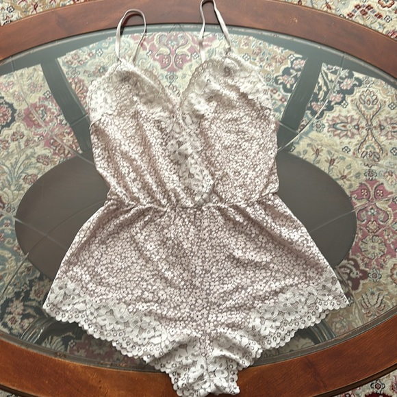 New Victoria's Secret Body DAISY LACE ROMPER Stone Grey Scalloped Edges Sheer XS - Picture 3 of 6